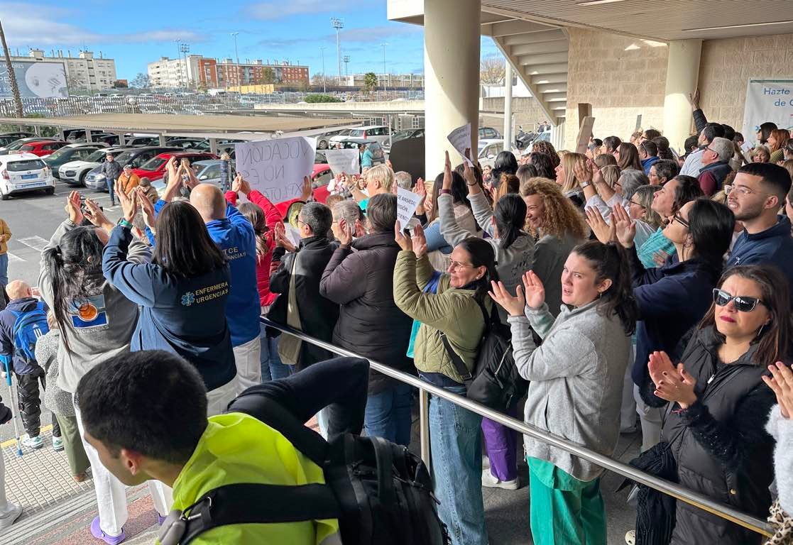 La protesta de los sanitarios en el Juan Ramón Jiménez de Huelva, en imágenes