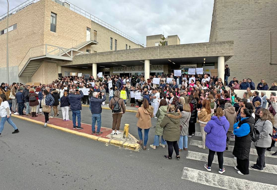 La protesta de los sanitarios en el Juan Ramón Jiménez de Huelva, en imágenes