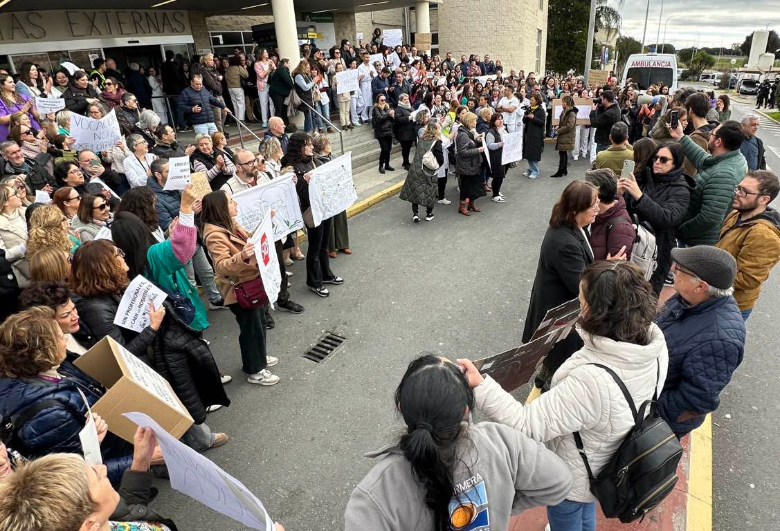 La protesta de los sanitarios en el Juan Ramón Jiménez de Huelva, en imágenes