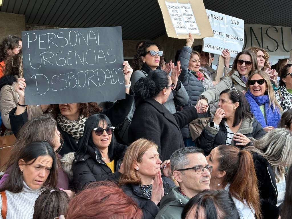 La protesta de los sanitarios en el Juan Ramón Jiménez de Huelva, en imágenes