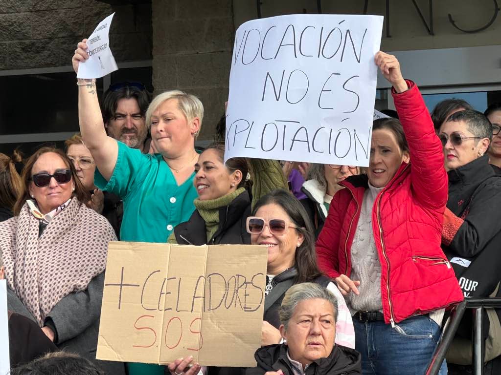 La protesta de los sanitarios en el Juan Ramón Jiménez de Huelva, en imágenes