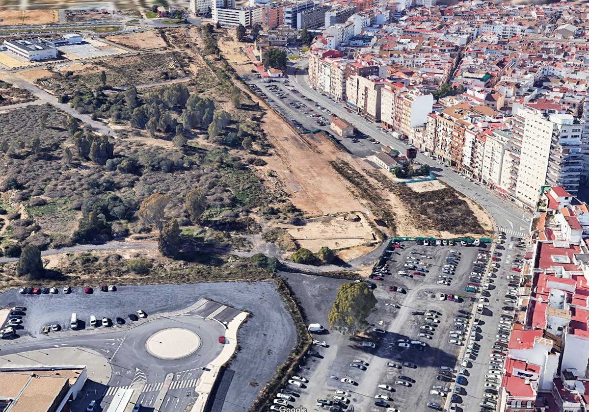 Aspecto actual de la Avenida de Italia con los terrenos del Ensanche a la derecha