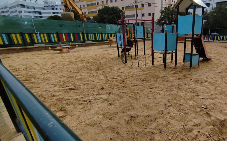 Imagen principal - El arenero en el parque infantil de Huerto Paco y varios solares de la barriada