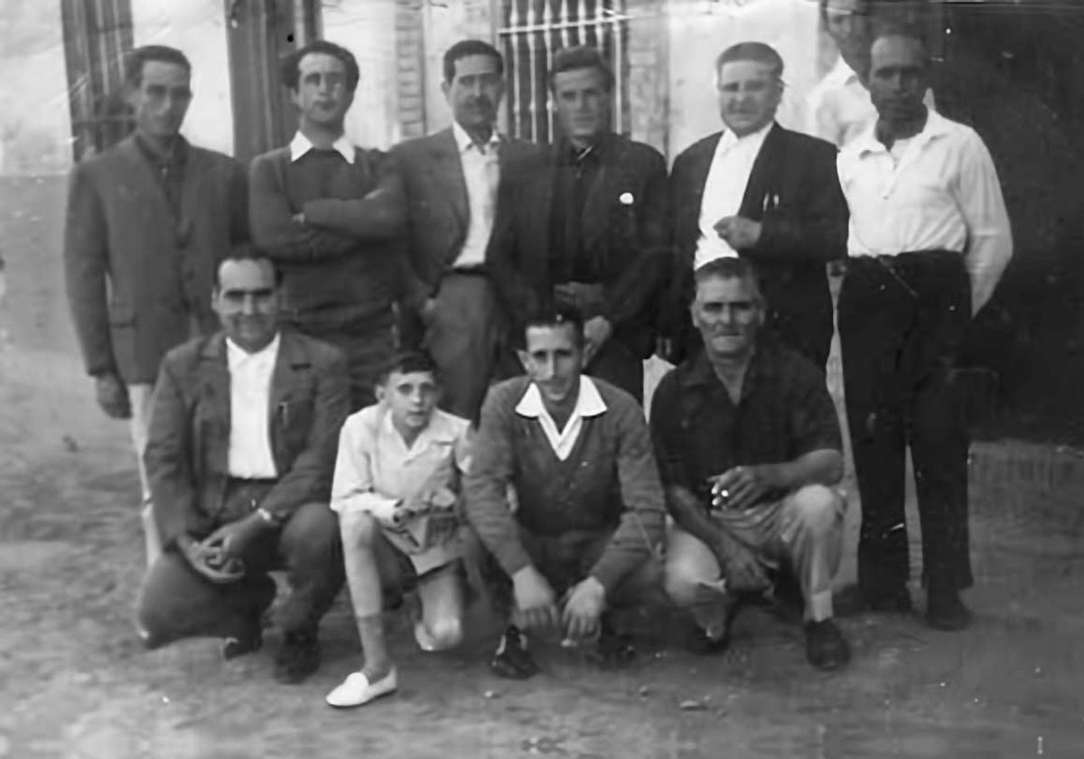 Leo, hijo de los fundadores, con un grupo de clientes: Eugenio, Ortega, El Lolo y su hermano, El Moreno, Pepe de la plaza y El Lepero Jose