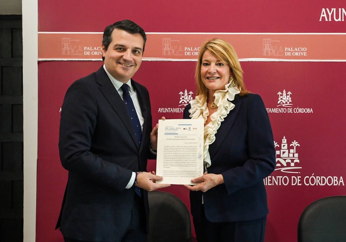 José María Bellido, alcalde de Córdoba, y Pilar Miranda, alcaldesa de Huelva, tras la firma del manifiesto