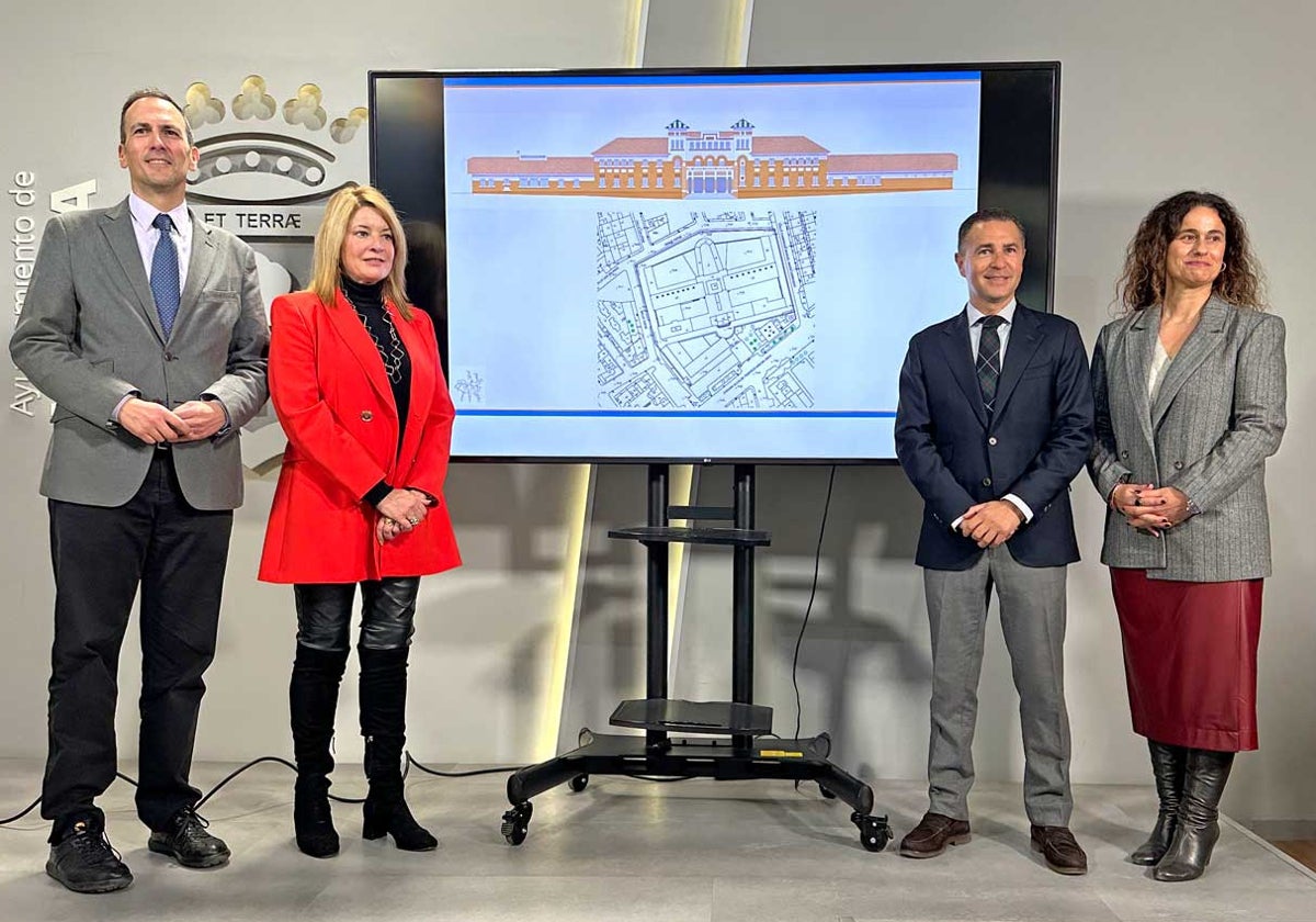 La acaldesa junto a sus concejales, tras la presentación del proyecto en el Ayuntamiento