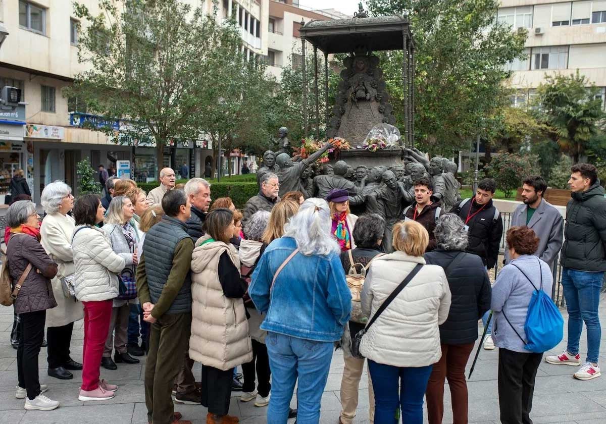 Turistas junto al monumento dedicado a la Virgen del Rocío