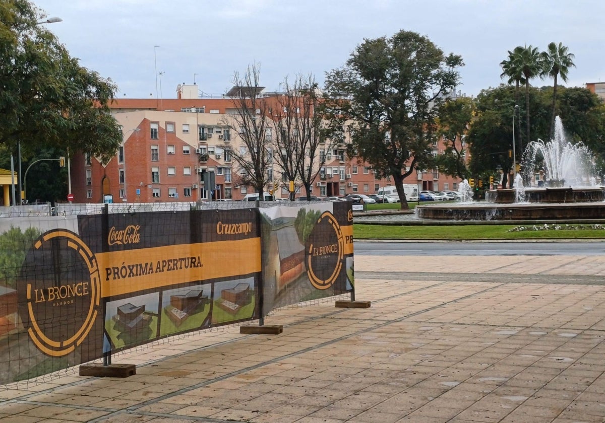 El vallado y los carteles ante el inminente comienzo de las obras para el nuevo restaurante en la avenida de Andalucía