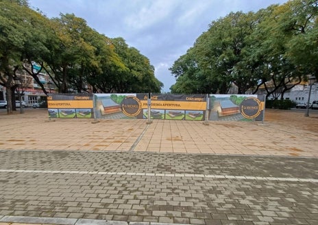 Imagen secundaria 1 - El lugar donde irá ubicado el nuevo restaurante del grupo Catering La Bronce y abajo la maqueta de cómo quedará