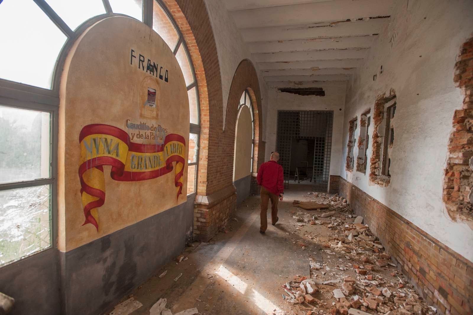 Restos del decorado para la película de Benito Zambrano 'La voz dormida'.