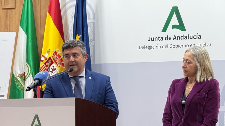 El delegado del Gobierno de la Junta en Huelva junto a la consejera de Salud en el acto de esta mañana