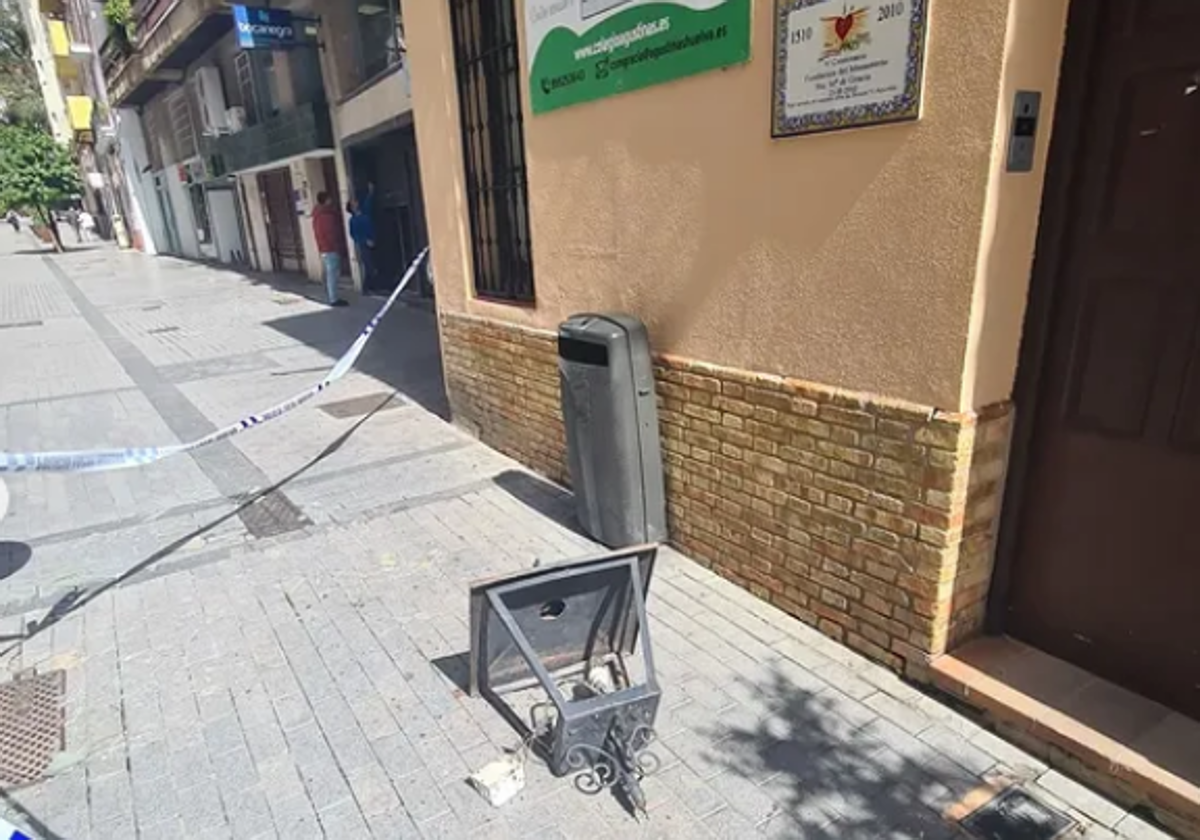 El farol caído en el suelo en la puerta del convento y la zona acordonada por la Policía Local