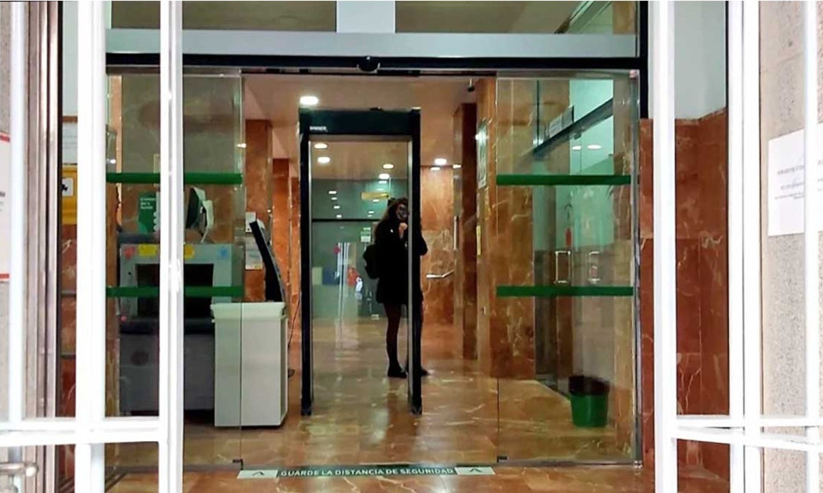 Entrada a la sede de la Delegación de Salud de Huelva