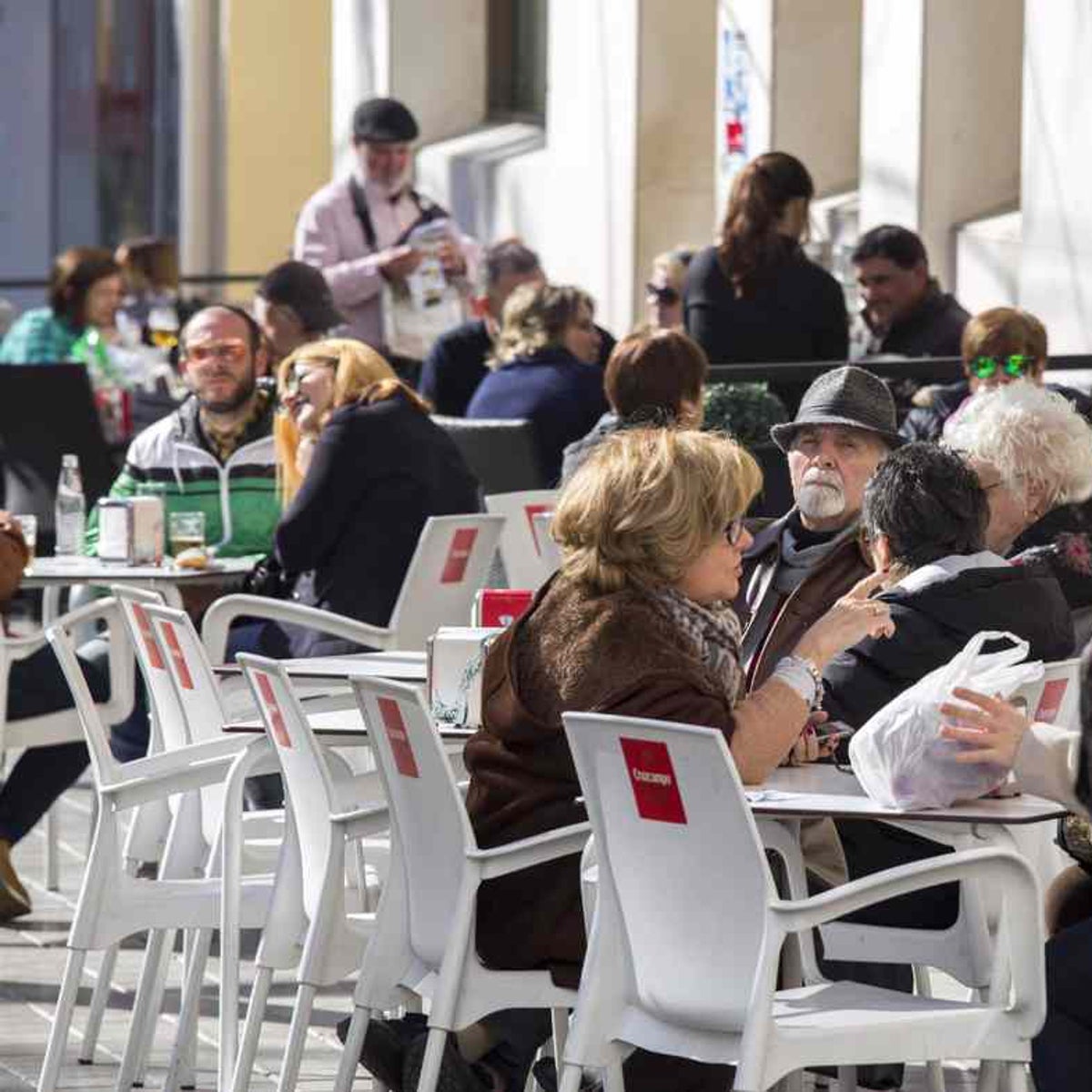 Mesas instaladas en la vía pública en el centro de Huelva