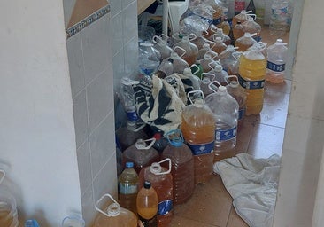 Garrafas de orina acumuladas en una de las estancias del piso de la calle Murete Bajo de Huelva