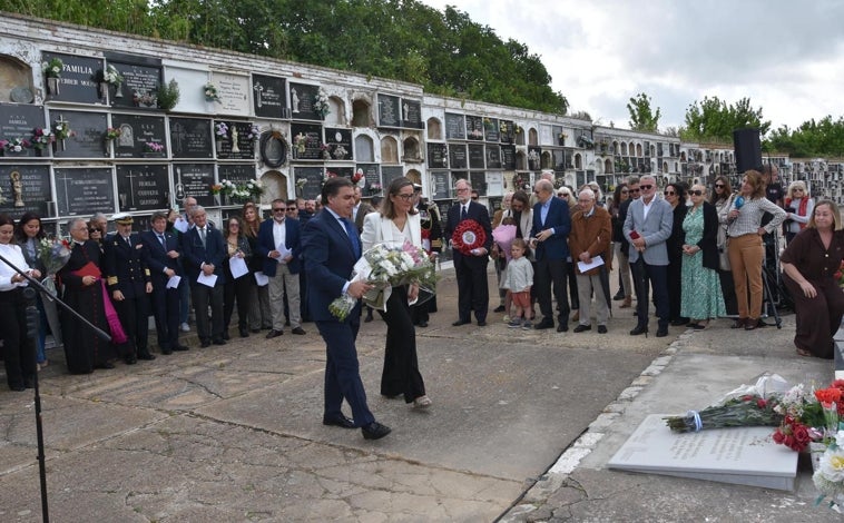 Imagen principal - Huelva cumple con la tradición de honrar la memoria de William Martin, 82 años después de su misteriosa aparición