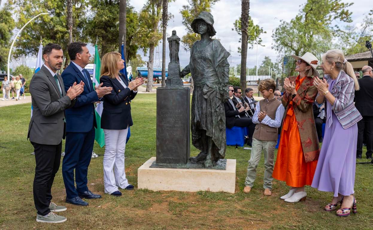 La inauguración de la escultura a Miss Whitney, en imágenes
