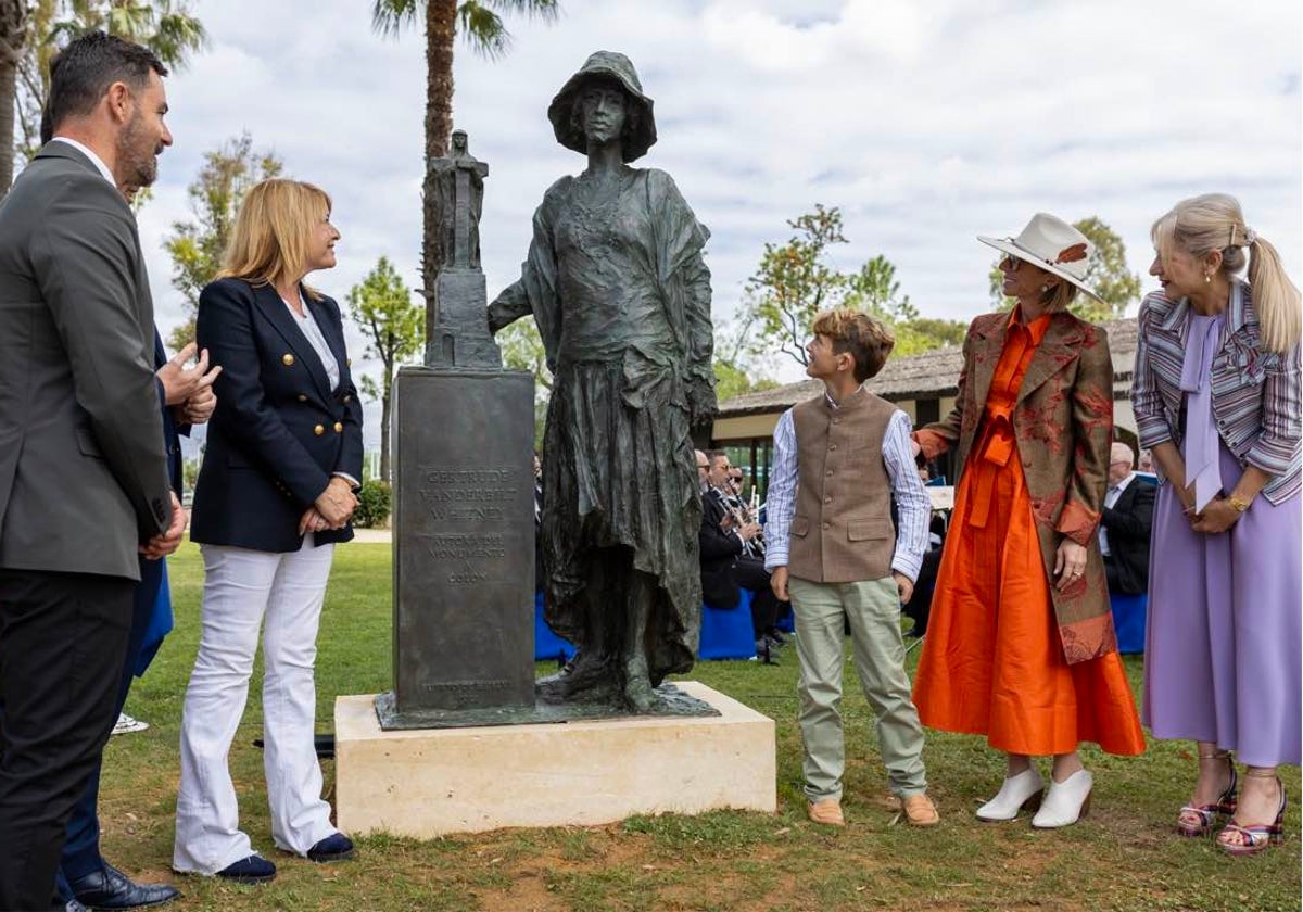 La bisnieta de la escultora, con vestido rojo, observa la obra firmada por Martín Lagares