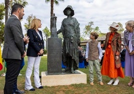 La inauguración de la escultura a Miss Whitney, en imágenes