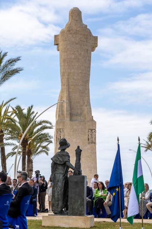 La inauguración de la escultura a Miss Whitney, en imágenes
