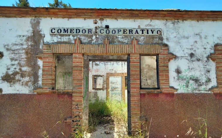 Imagen principal - Arriba, el comedor de los alumnos de la escuela y de los trabajadores es de lo que mejor se conserva en las ruinas. Sobre estas líneas, los embarcaderos de la factoría, y al fondo el utilizado por las trabajadoras de Palos. A la derecha, el autor del reportaje junto al poeta Pepe Baena en lo que fue el jardín de la casa de José Tejero