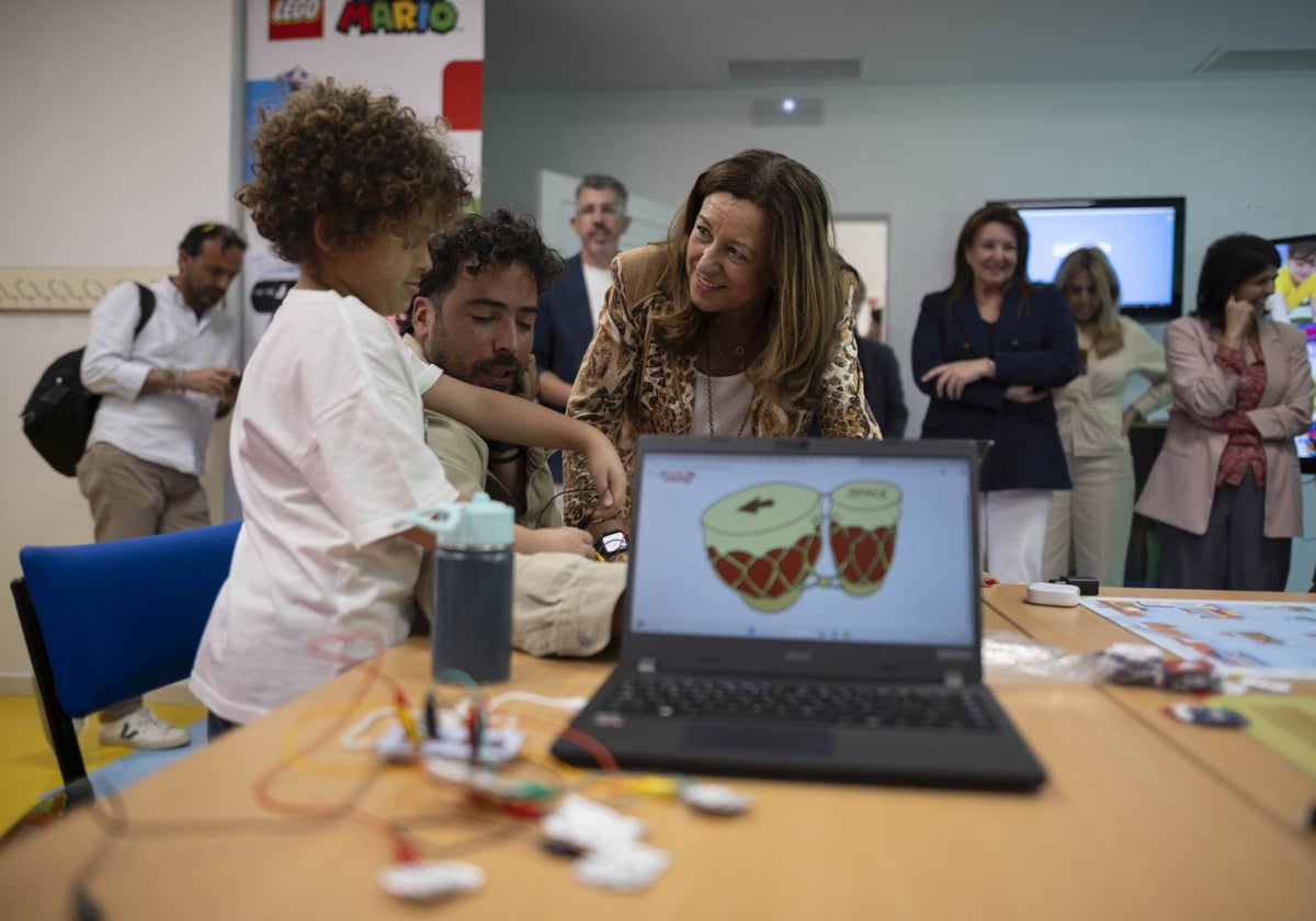 La consejera, este lunes, en el CEIP Muelle del Tinto de Huelva