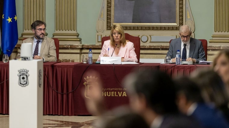 La alcaldesa Pilar Miranda en el pleno extraordinario de este martes