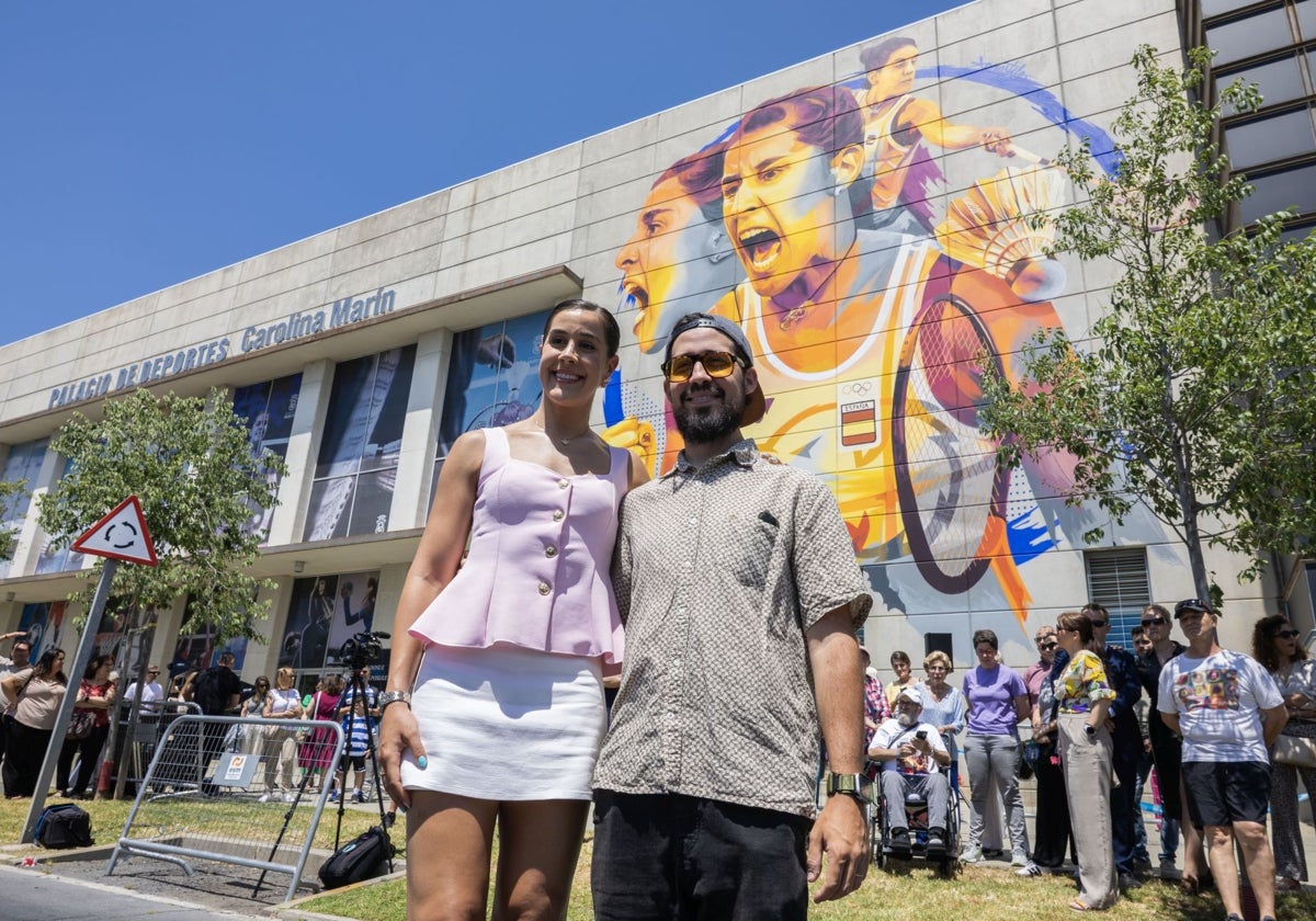 Carolina, frente a su mural con el artista