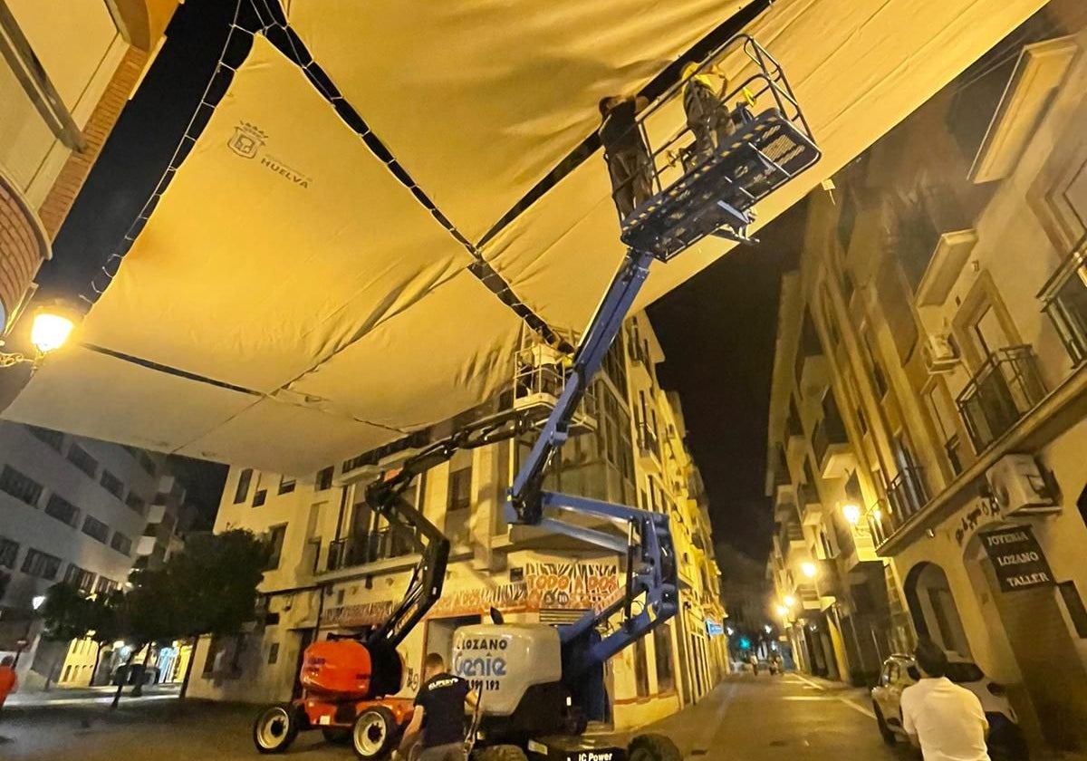 Trabajos de instalación del entoldado, en horario nocturno