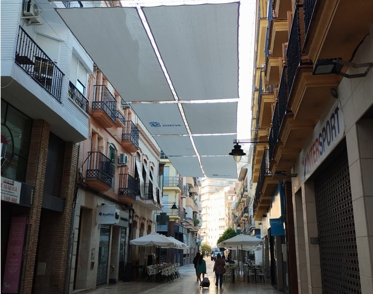 Toldos ya instalados en la calle Concepción
