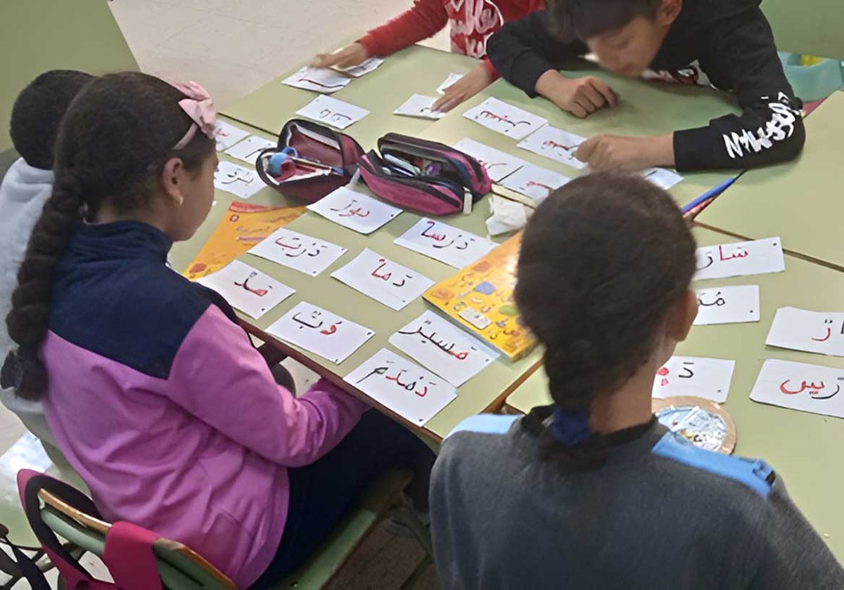 Un grupo de niños que participa en el programa