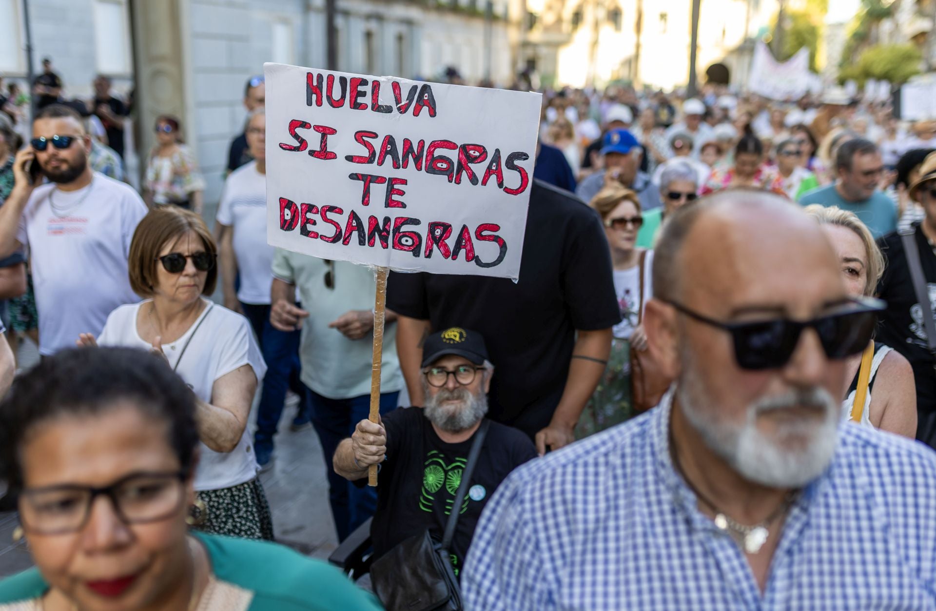 La manifestación en defensa de la sanidad pública de Huelva, en imágenes
