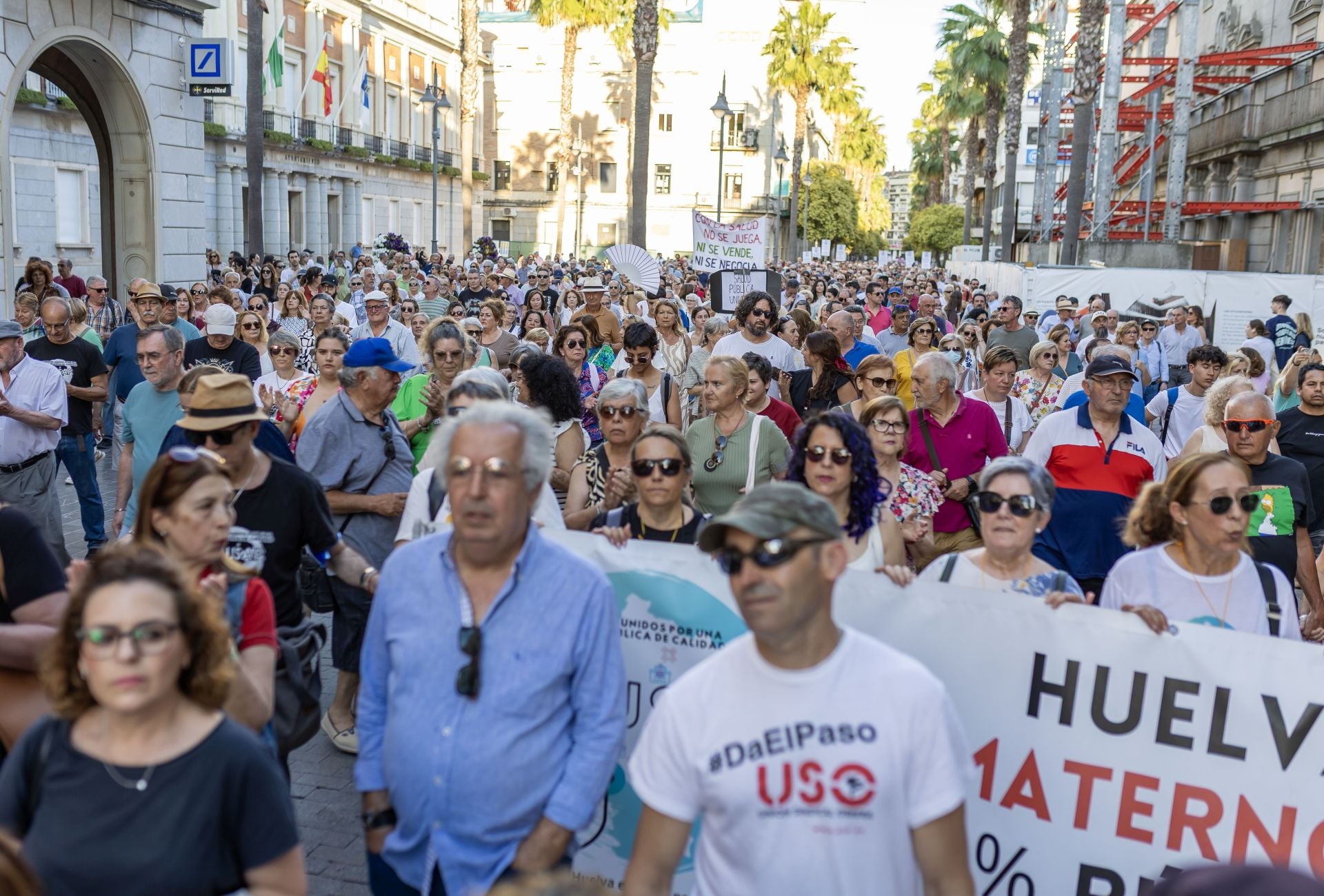 La manifestación en defensa de la sanidad pública de Huelva, en imágenes