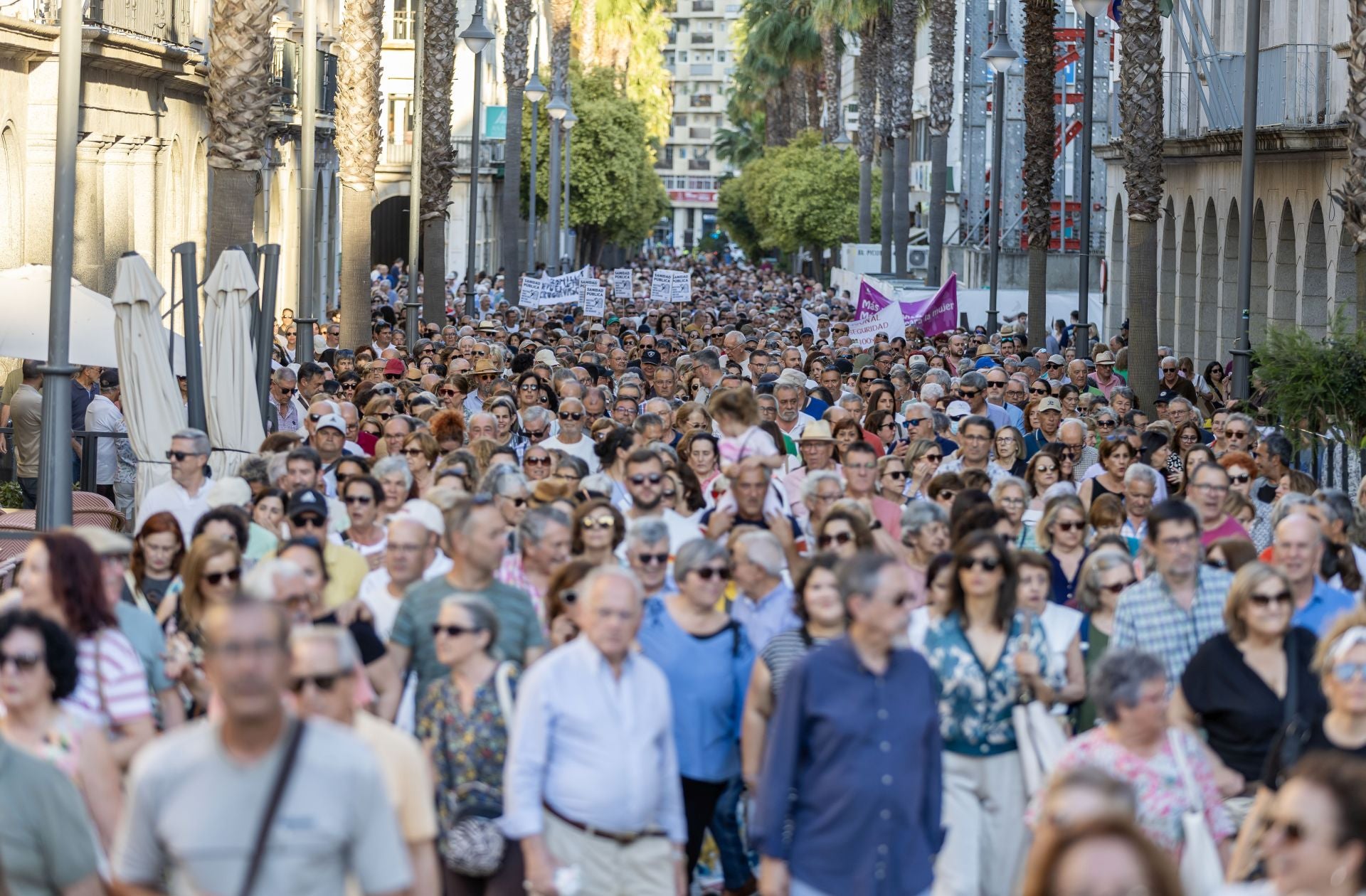 La manifestación en defensa de la sanidad pública de Huelva, en imágenes