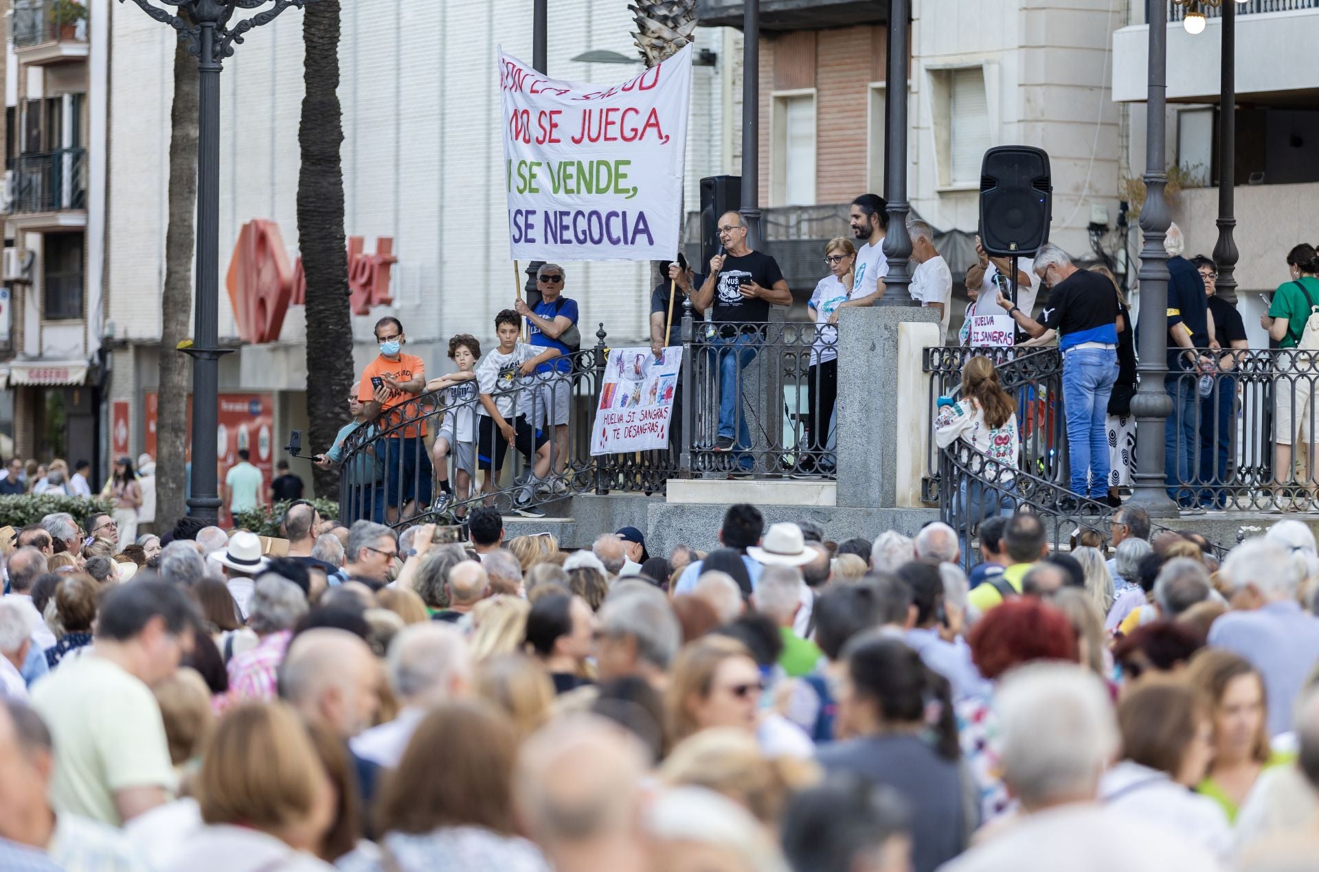 La manifestación en defensa de la sanidad pública de Huelva, en imágenes