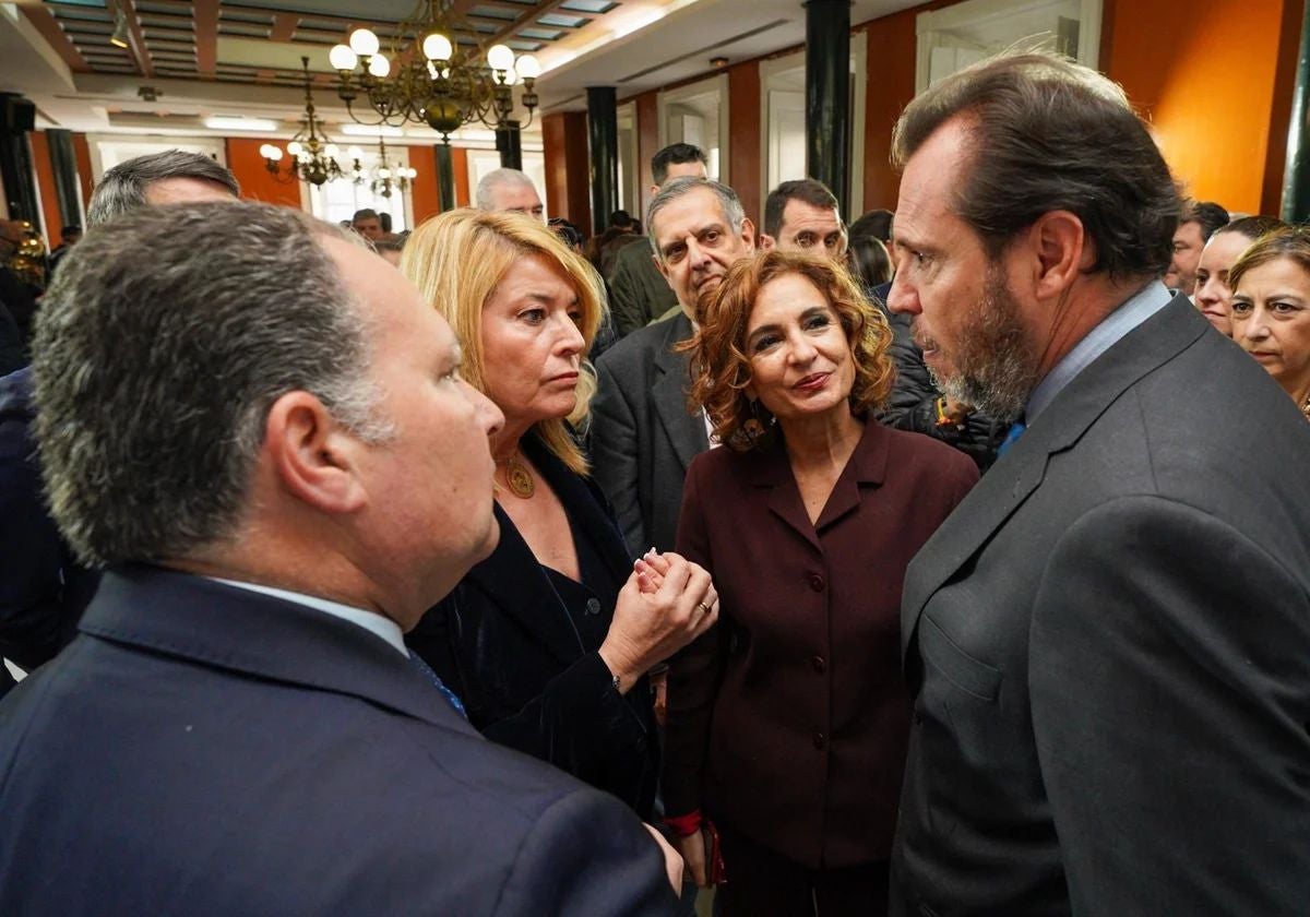 Pilar Miranda y Óscar Puente, con María Jesús Montero y David Toscano