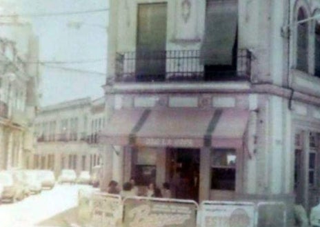 Imagen secundaria 1 - La piscina de los ingleses y dos imágenes del Bar La Copa, en primer plano y al fondo