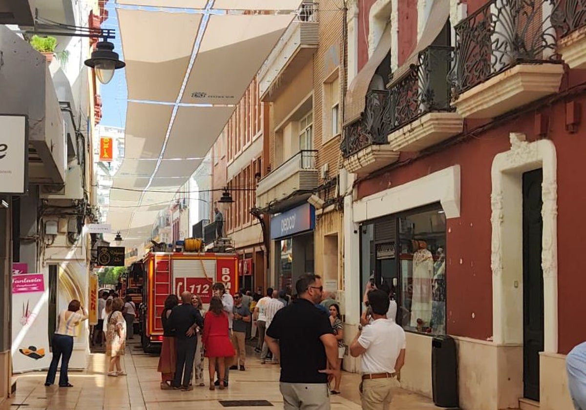 Revuelo en la calle Berdigón con el incendio en el Restaurante Oraque