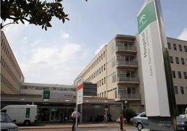 Sanitarios denuncian el cierre de camas de cara al verano en el hospital Juan Ramón Jiménez