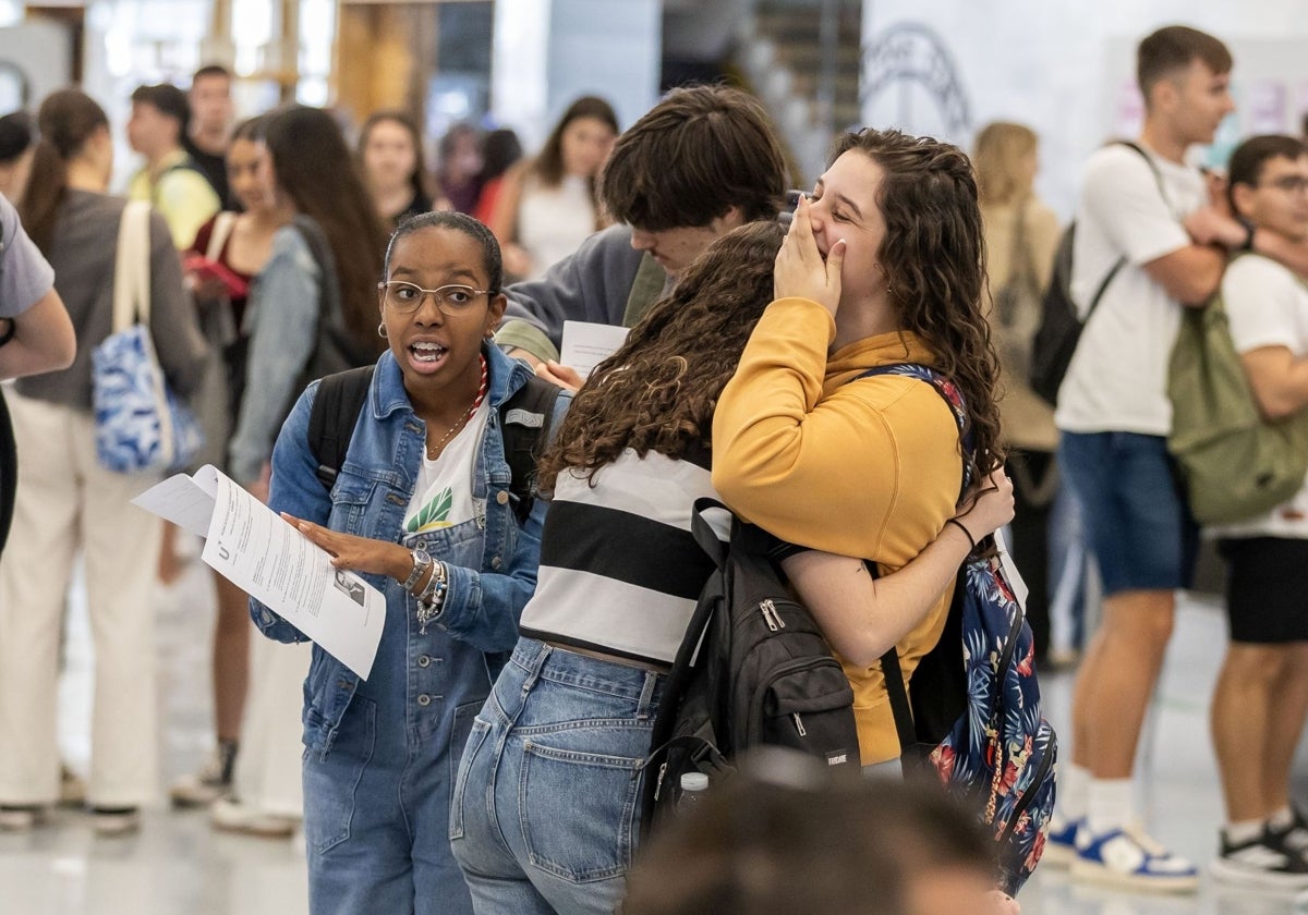 Estudiantes se abrazan antes de los primeros exámenes de Selectividad en la Universidad de Huelva