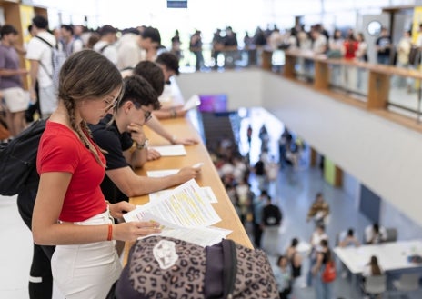 Imagen secundaria 1 - Alumnos inician la Selectividad en las aulas y repasan antes de los exámenes