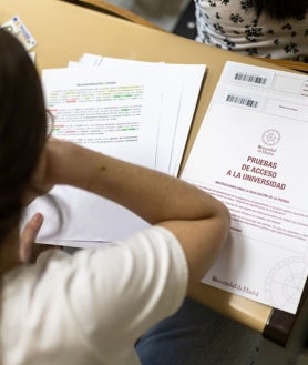 Imagen secundaria 2 - Alumnos inician la Selectividad en las aulas y repasan antes de los exámenes