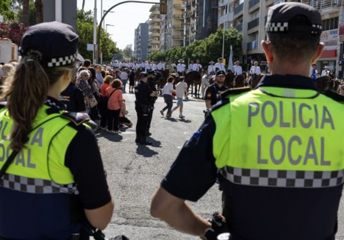 Foto de archivo de dos agentes de la Policía Local de Huelva