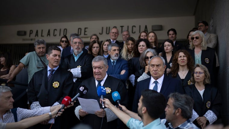 Jueces y fiscales se suman en Huelva a la protesta contra las reformas judiciales del Gobierno: «Buscan una Justicia débil y maleable»