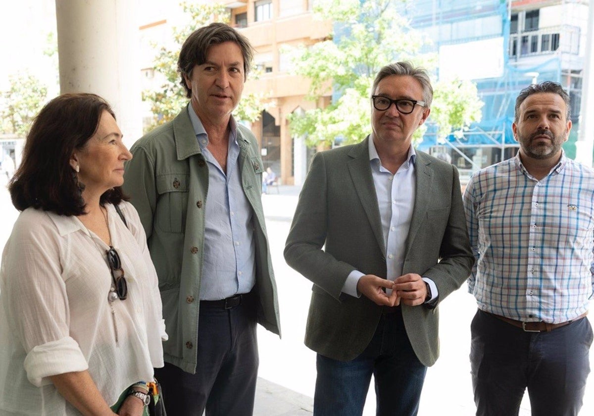 Manuel Gavira, este martes, con dirigentes de Vox en Huelva