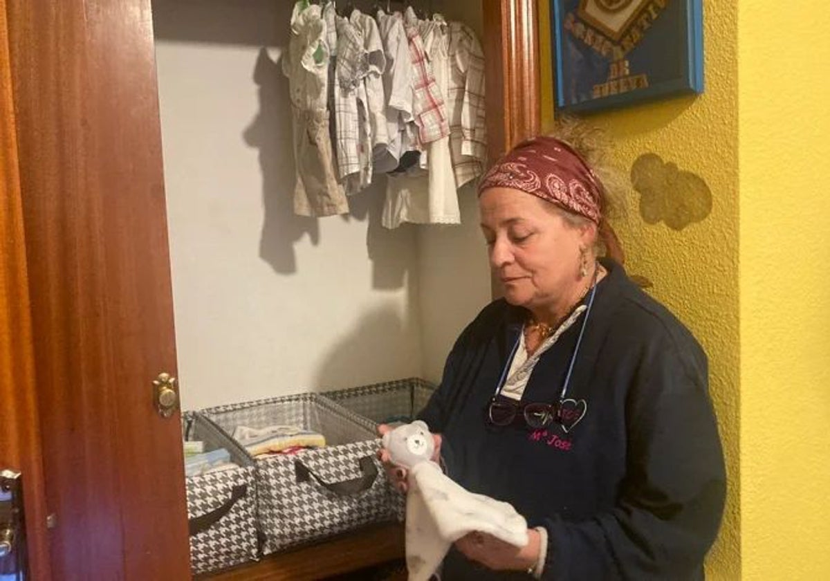 María José Coronel, con ropa de su nieto, que intenta recuperar