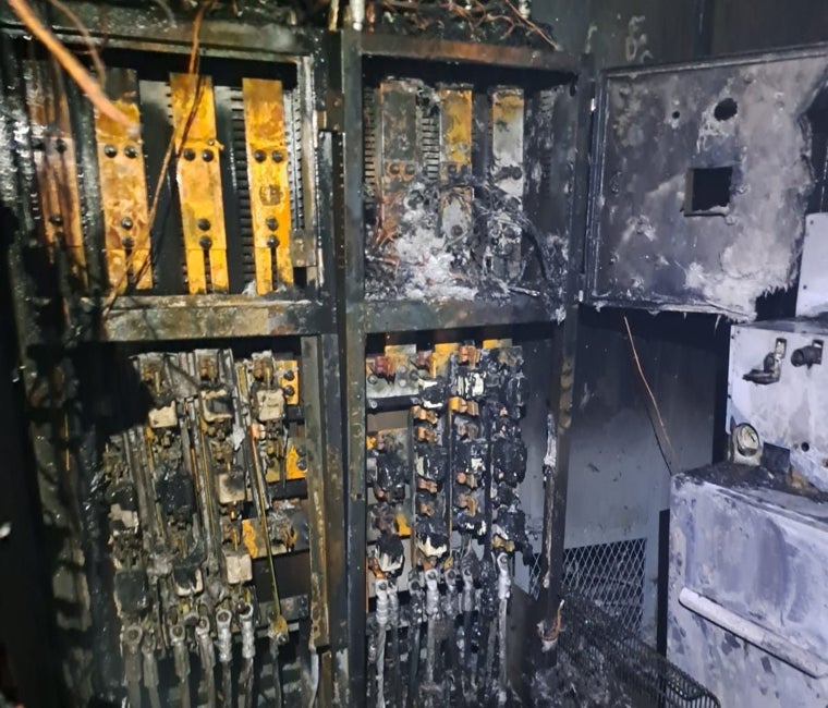 Transformador calcinado tras un incendio provocado por una sobrecarga