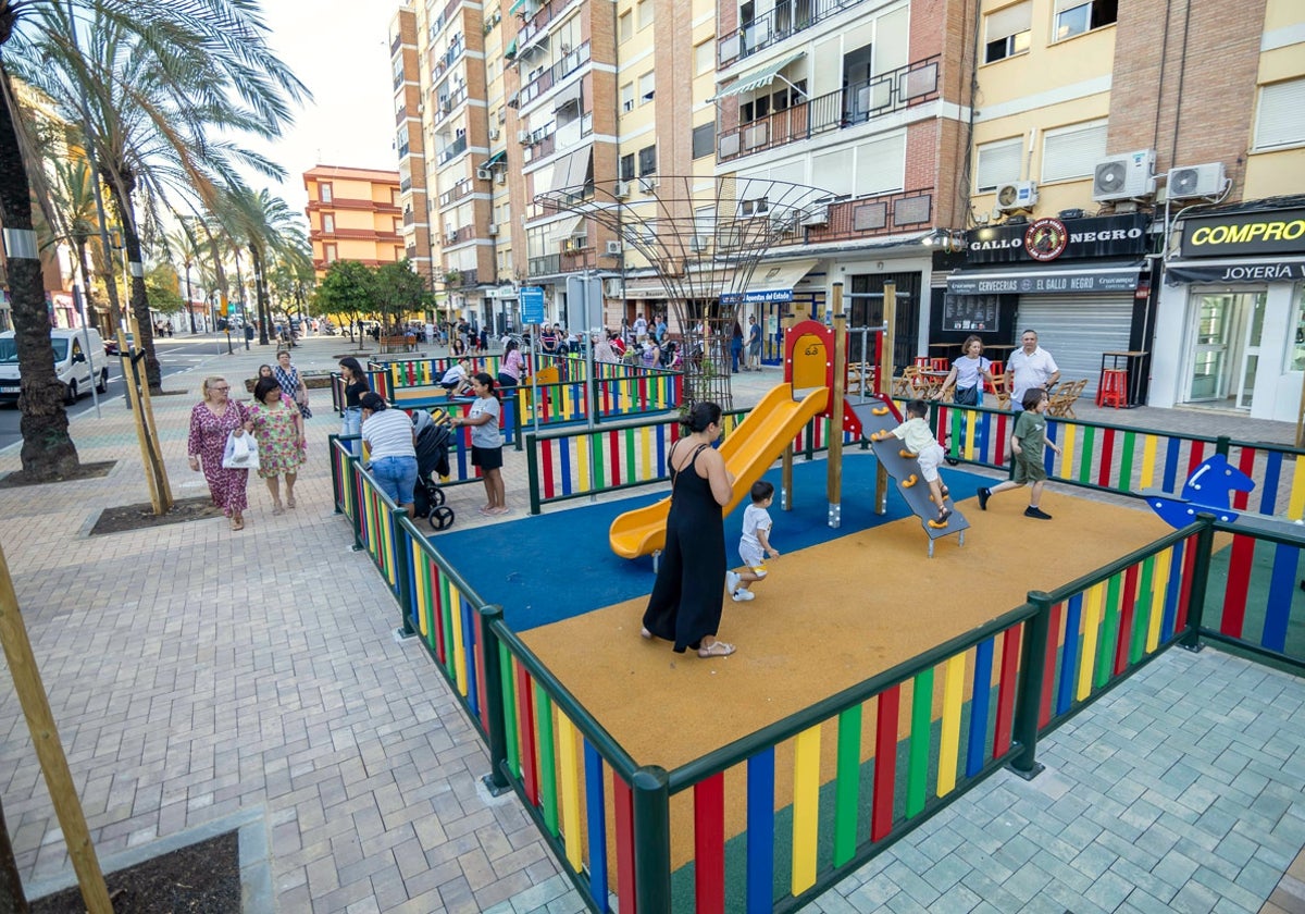 Los niños disfrutan ya en el parque infantil de la plaza