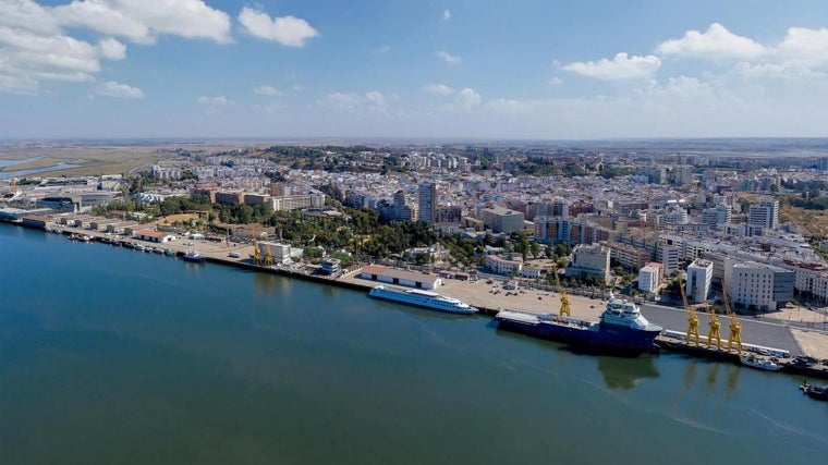 El Muelle de Levante visto desde la ría