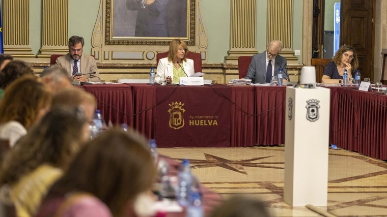 La alcaldesa de Huelva, Pilar Miranda, en el pleno de este viernes